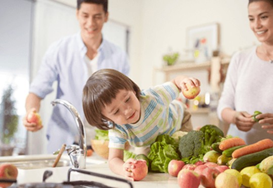 Child is having fun with food